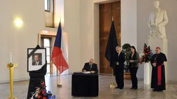 Prezident Václav Klaus podepisuje kondolenční listiny