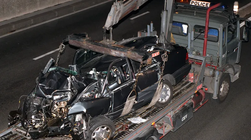 Francouzská policie odklízí mercedes zdevastovaný nárazem do mostního pílíře (31. srpna 1997)