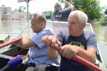 Lidé v Chersonu zachraňují z lodí zvířata i majetek. Ve městě natáčel štáb ČT