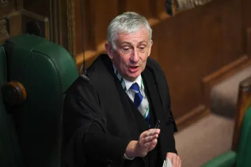 Ve Westminsteru musí krotit Johnsona i opozici. Chci vlídnější sněmovnu, říká její předseda Hoyle pro ČT