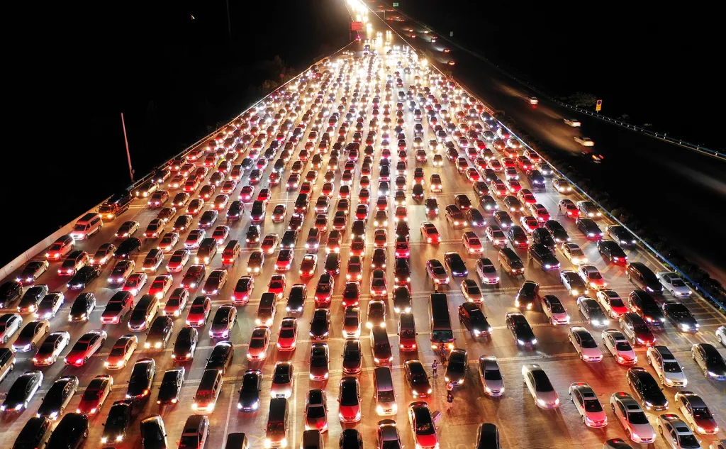 Dopravní zácpa na rychlostní silnici před stanicí mýtného ke konci Svátku středu podzimu nedaleko města Čeng-čou v Číně