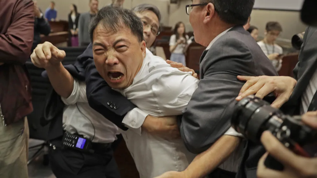 Rvačka v hongkongském parlamentu
