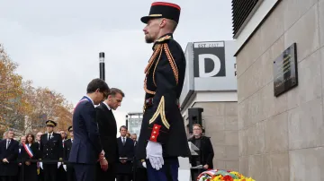 Starosta Saint-Denis Mathieu Hanotin a francouzský prezident Emmanuel Macron vzdávají hold obětem