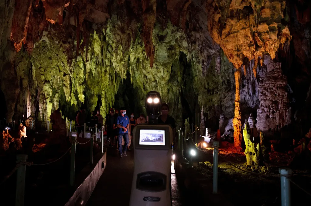 První robotí průvodce na světě, který předává informace turistům v jeskynním systému, se jmenuje Persefona. Turistům slouží v řecké jeskyni Alistrati