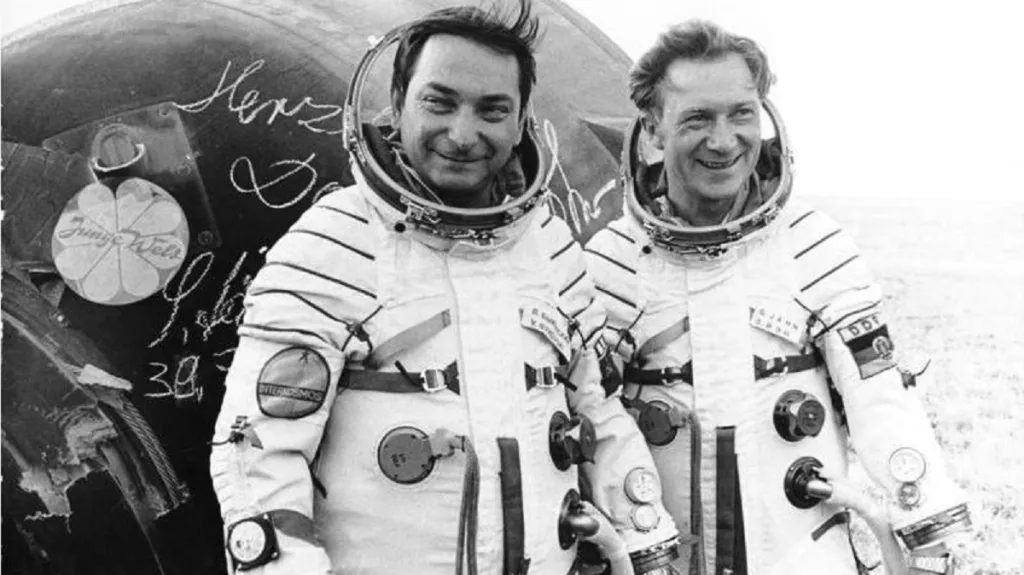 Kosmonauti Bykovskij (vlevo) a Jähn (vpravo)