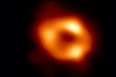 Vědci ukázali první snímek supermasivní černé díry v srdci Mléčné dráhy