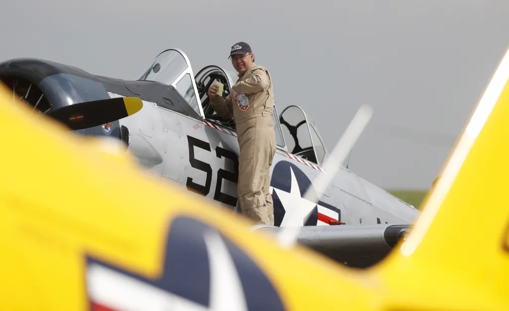 Piloti z Colorada věnují prostředky z letecké exhibice na podporu státu Colorado v souvislosti s bojem proti nemoci Covid-19