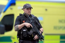 Útočník v nákupním centru v Manchesteru pobodal několik lidí, je podezřelý z terorismu