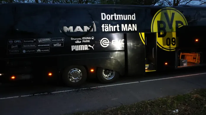 Poškozený autobus týmu Borussie Dortmund