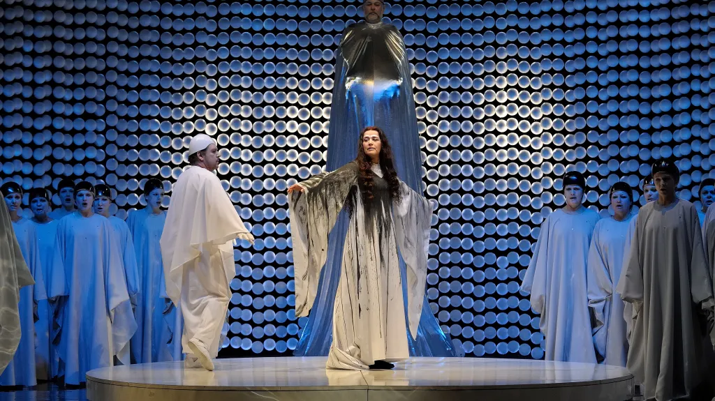 Opera Lohengrin v NDM