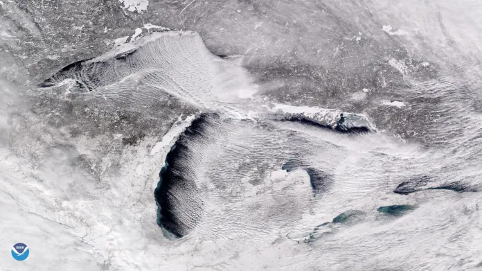 Satelitní snímek Velkých jezer na hranicích USA a Kanady
