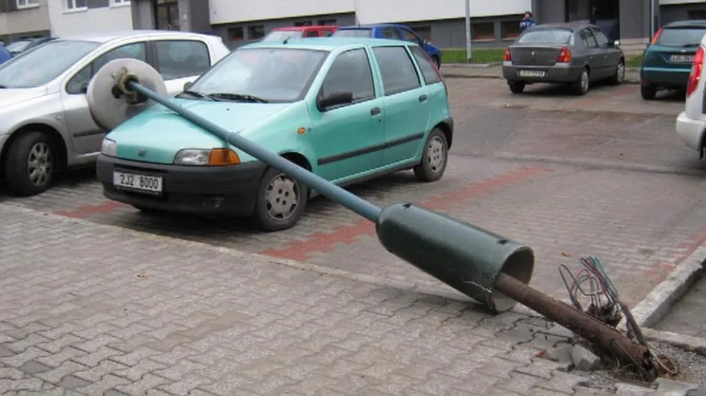 Zhroucený sloup veřejného osvětlení