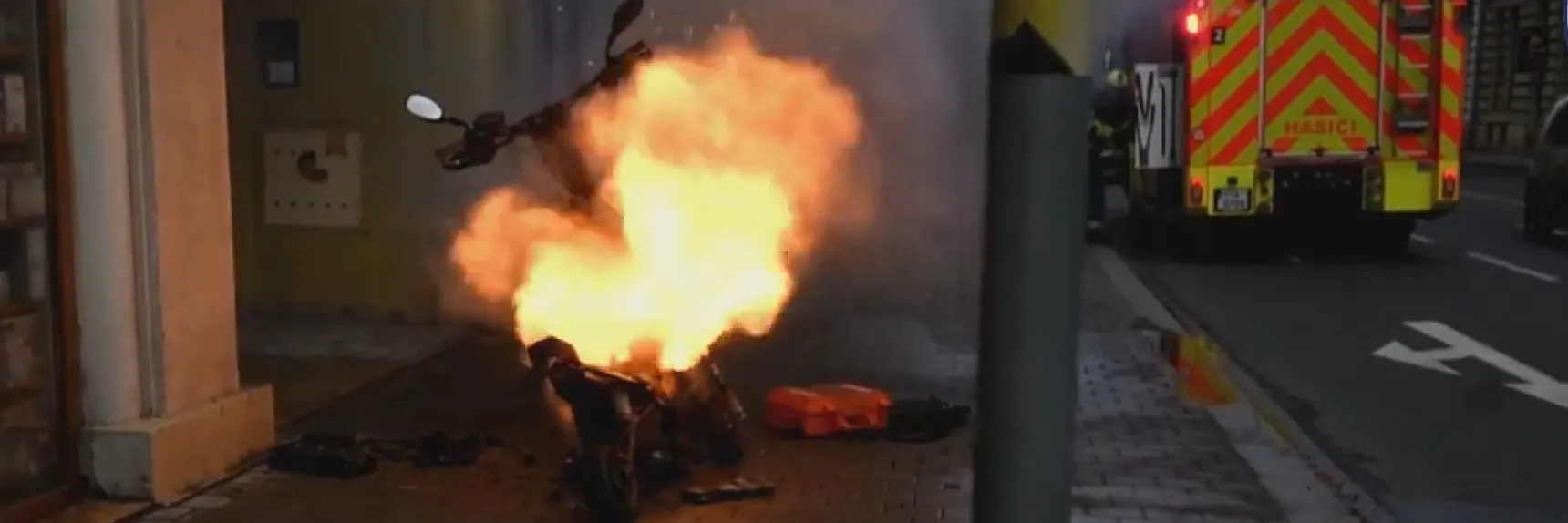 Baterie v elektrokoloběžce vybuchne a zapálí byt, popsali hasiči sílící trend