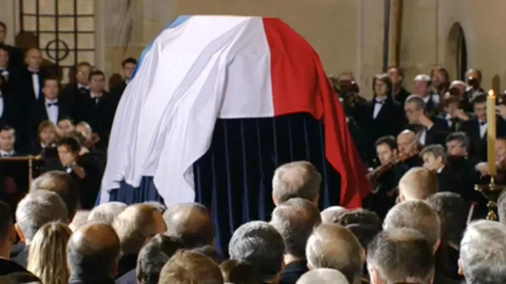 Rakev s ostatky Václava Havla na katafalku