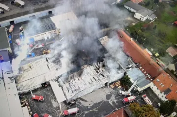 Hasiči dostali požár hal v Nehvizdech u Prahy pod kontrolu