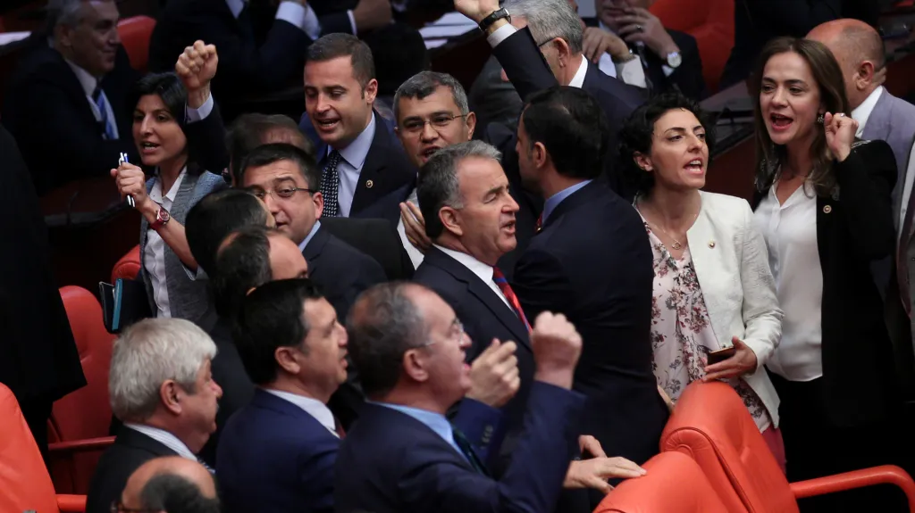 Zástupci opoziční CHP v tureckém parlamentu