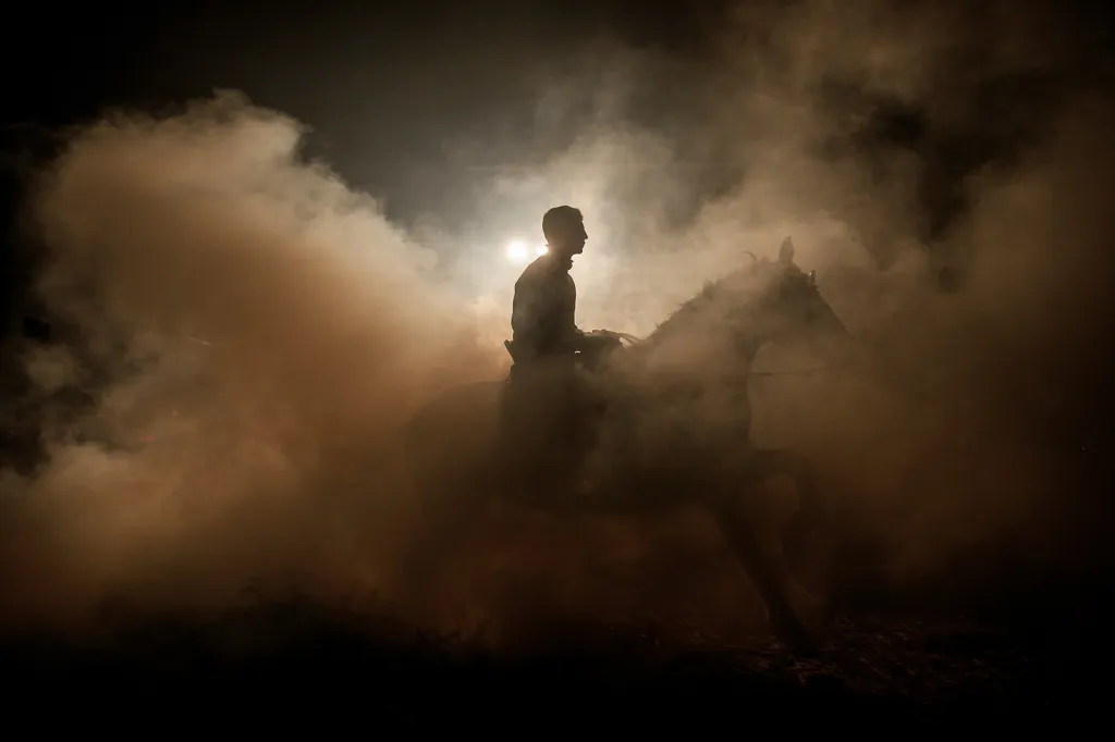 Věřilo se, že přežít mohli jen koně, kteří z ohně neměli strach a podrobili se každoročně této kúře pomocí plamenů a dýmu.