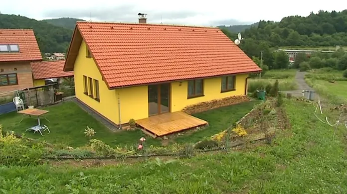 Dům postavený z materiálů Tetra Pak - na pohled k nerozeznání od cihlového