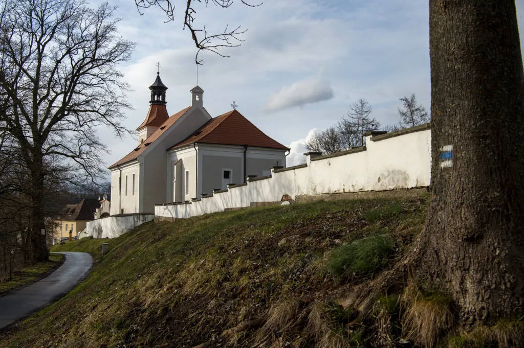 V Doudlebech drží i jiné velikonoční zvyky. Třeba obchůzku dětí po vsi s řehtačkami a klapačkami. Řehtají od Zeleného čtvrtka do Bílé soboty. Stará dřevěná řehtačka je v kostele. Děti obcházejí třikrát denně všechny domy, zapisují, kdo kolikrát řehtal, podle toho si dělí koledu