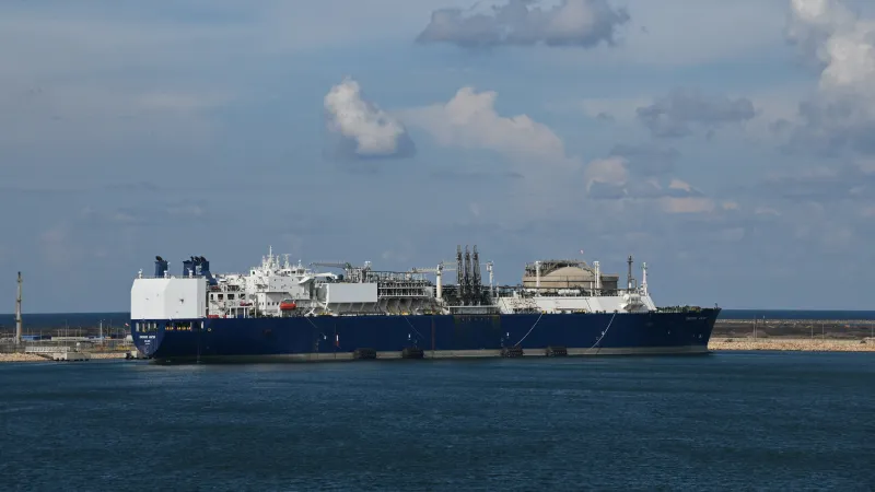 Americký tanker v egyptském přístavu Damietta