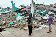 Během pátečního zemětřesení v Indonésii zemřelo více než osmdesát lidí