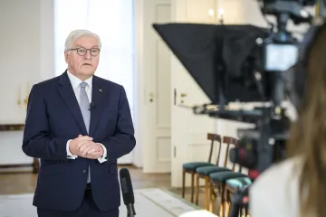 Pandemie je zkouška naší lidskosti, ne válka, řekl Steinmeier. Královna mluvila o velikonoční naději