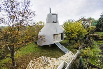 PODÍVEJTE SE: Organický rodinný dům stojí na betonové stopce 