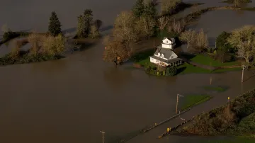 Dům obklopený vodou ve Fall City na severozápadě USA