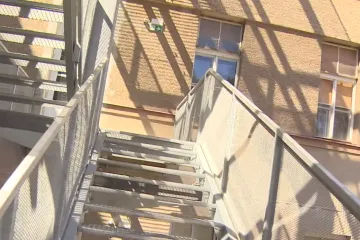 V Náchodě dostavěli nemocnici, ale čekají na kolaudaci. Chybí jim doklady k únikovému schodišti