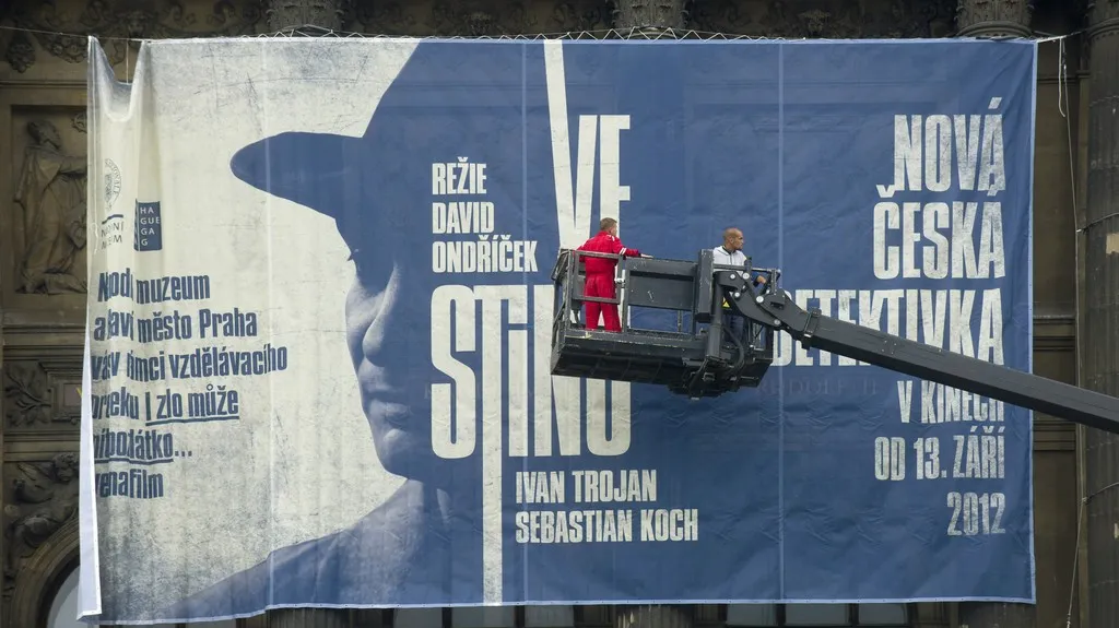 Poutač na film Ve stínu