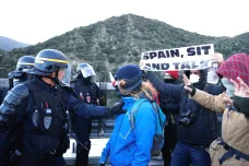 Konec blokády. Policie vyhnala separatistické Katalánce z dálnice na hranici s Francií