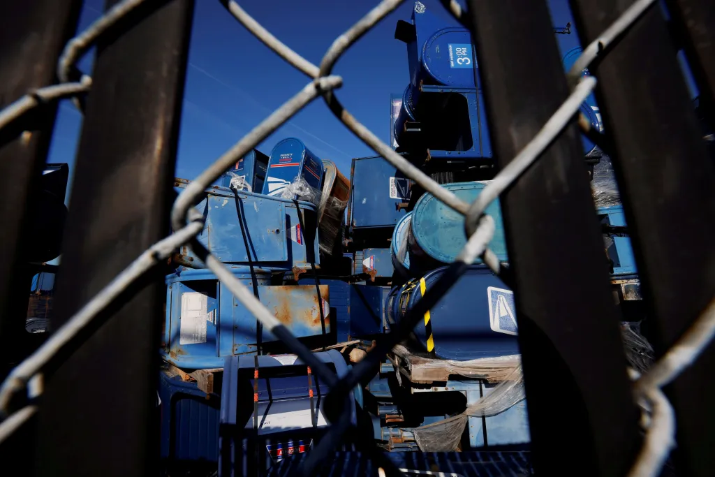 Spojené státy americké se pomalu připravují na hlasování, ze kterého vzejde nový prezident. Kampaně jsou v plném proudu a v souvislosti s volbami se objevilo mnoho kontroverzí. Například americká poštovní služba (USPS) nechala na začátku srpna odstranit velké množství starých schránek, což lidé pochopili jako pokus znemožnit jim volit. Firma se ale brání, že jde o pouhou výměnu starých kusů za nové