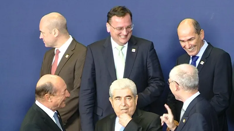 Premiér Petr Nečas při focení lídrů evropské sedmadvacítky