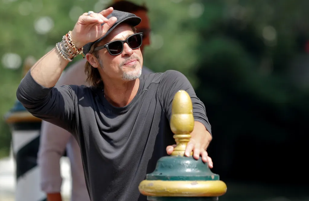Herecká ikona Brad Pitt si užívá benátské slunce a přiváží film „Ad Astra“