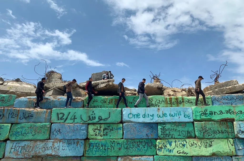 Palestinci na hlídce v přístavu města Gaza