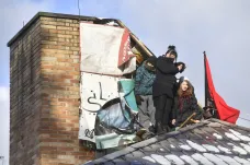 Skupina aktivistů opustila střechu pražské Kliniky. Strávili na ní týden