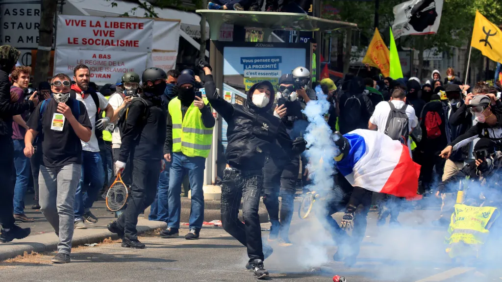 Policie nasadila proti demonstrantům slzný plyn