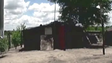 Chatrč, kde se svými dětmi žije znásilňovaná Argentinka