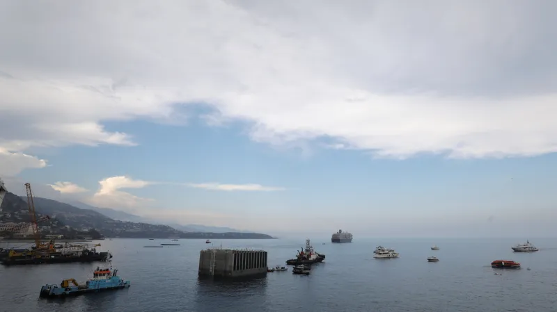 Přeprava jednoho z kesonů k břehu Monte Carla