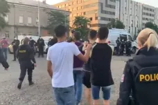 Řidič dodávky ujížděl Prahou před policií, převážel migranty