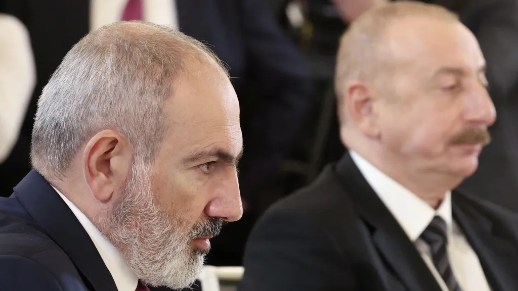 Arménský premiér Nikol Pašinjan a ázerbájdžánský prezident Ilham Alijev (snímek z října 2024)
