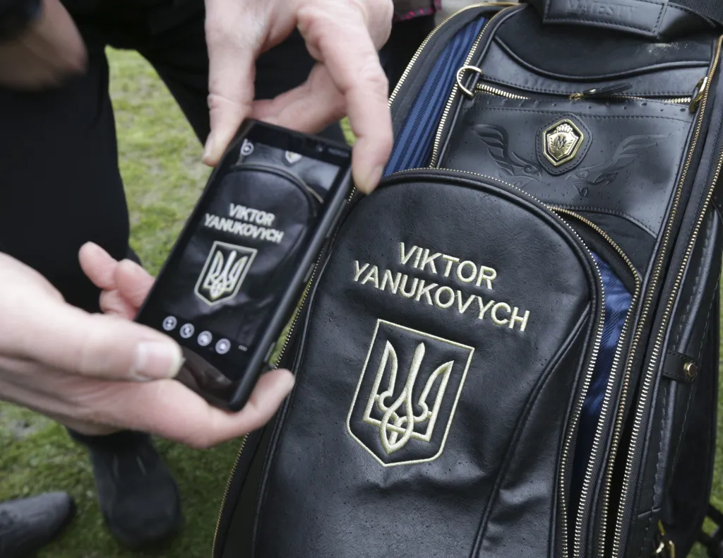 Golfová taška se jménem Janukovyče a ukrajinským znakem z rezidence Mežyhirja