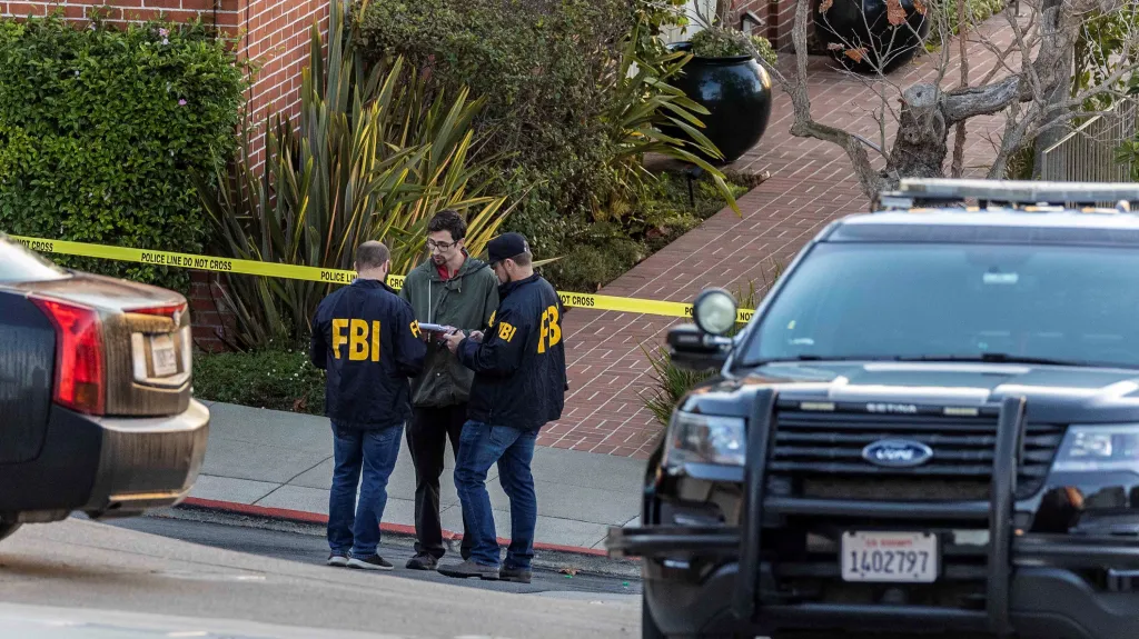 Agenti FBI před domem Nancy Pelosiové
