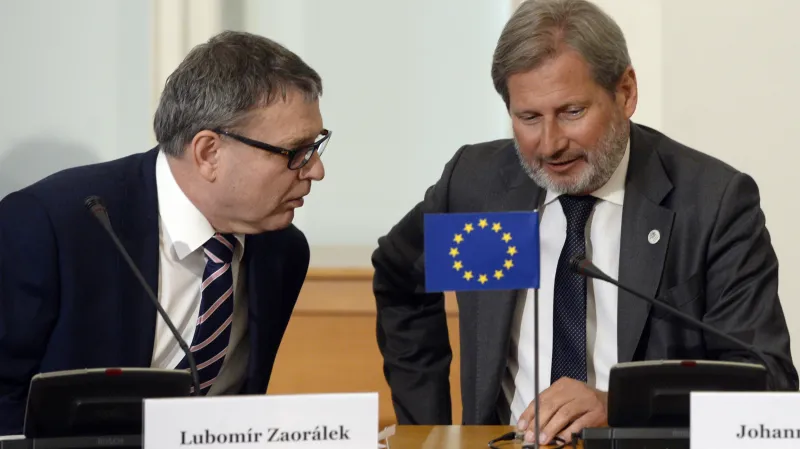 Lubomír Zaorálek a Johannes Hahn po pražské schůzce
