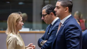 Šéfka zahraniční politiky Evropské unie Kaja Kallasová (vlevo) hovoří s kyperským ministrem zahraničí Constantinosem Kombosem (uprostřed) a maltským ministrem zahraničí Ianem Borgem (vpravo) při příjezdu na zasedání Rady EU pro obecné záležitosti v budově Evropské rady v Bruselu