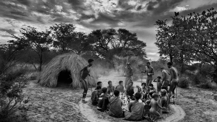 Léčebný nebo extatický tanec je nejdůležitějším mystickým rituálem kmene Sanů. Ženy zpívají a tleskají do rytmu a muži tančí v kruhu kolem nich. Někteří Sanové věří, že horečnost jejich transu je známkou jejich vstupu do světa duchů. Botswana. 2008.