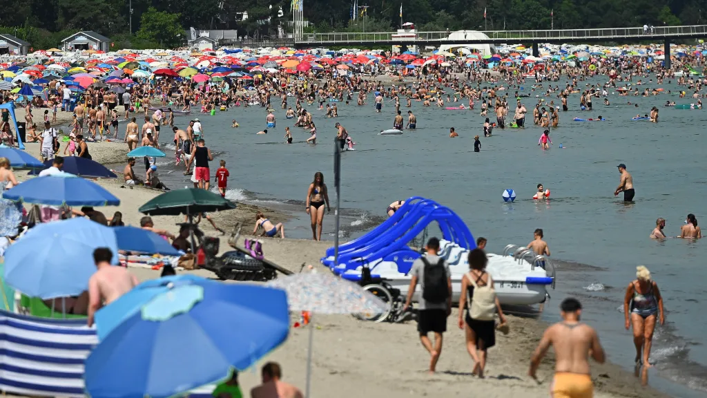 Pláž v německém lázeňském městě Timmendorfer Strand (sobota 27. června 2026)
