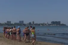 Mnozí Rusové tráví dovolenou raději jen u Černého moře. I tam ale nyní zpřísňují podmínky