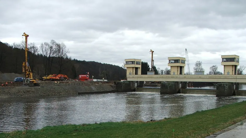 Budování jezu u Hlubové nad Vltavou