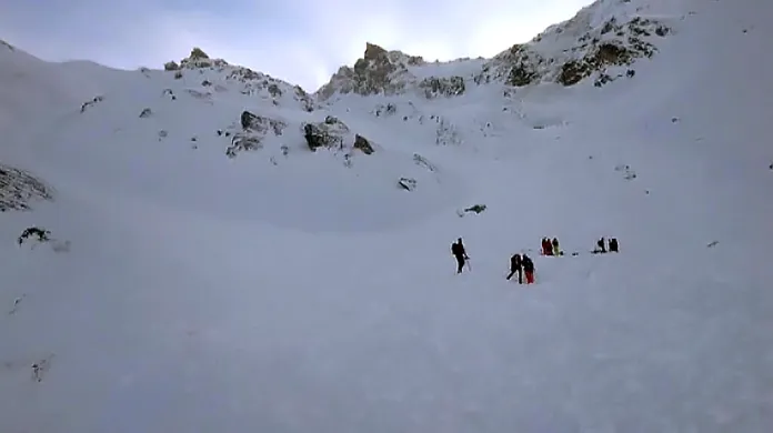 Těla pěti skialpinistů budou možná už v pondělí převezena do České republiky